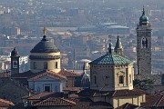 46 Campanili e cupole di Citta Alta in primo piano, Citta Bassa in secondo piano